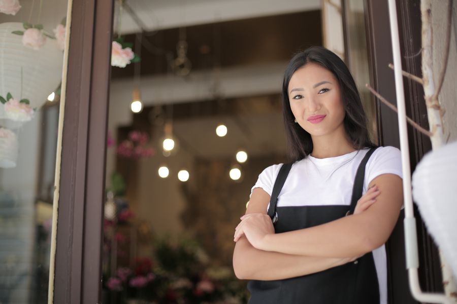 Joven emprendedora en la puerta de su tienda